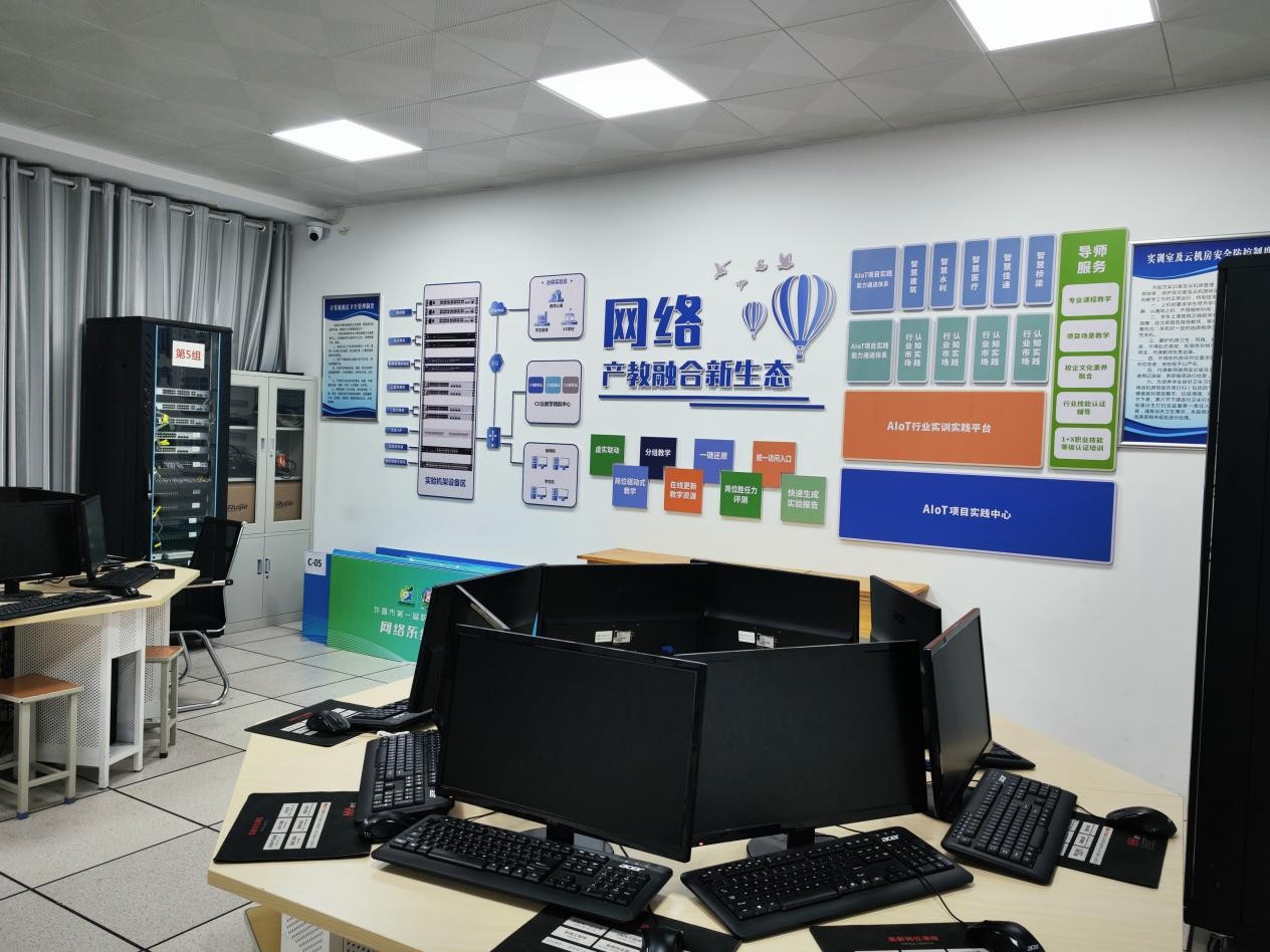 学生参加技能大赛